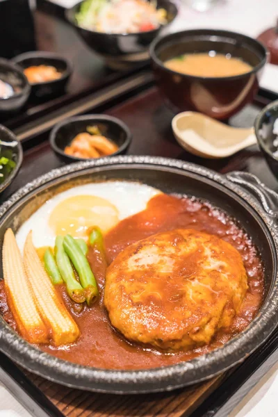 ホット プレートで卵焼きと豚肉のハンバーガー — ストック写真