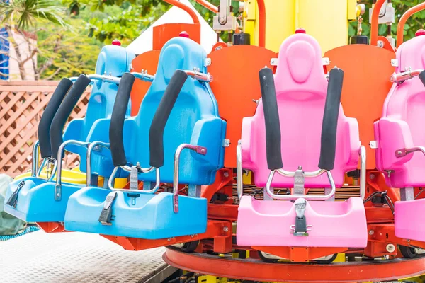 Sedili colorati sulle montagne russe al parco divertimenti — Foto Stock