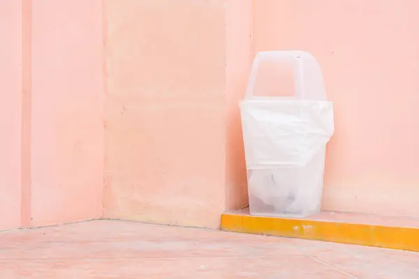 Papierkorb an rosa Wand — Stockfoto