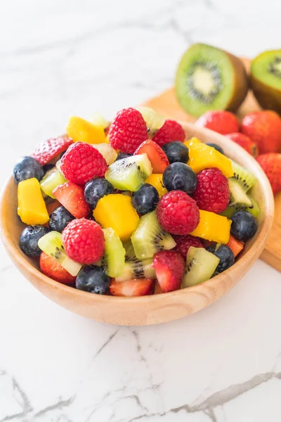 Fruits frais mélangés (fraise, framboise, myrtille, kiwi, mang — Photo