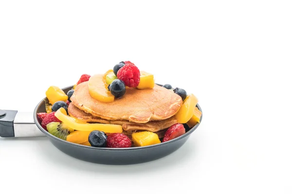 Pancake dengan buah campur (strawberry, blueberry, raspberry, m — Stok Foto