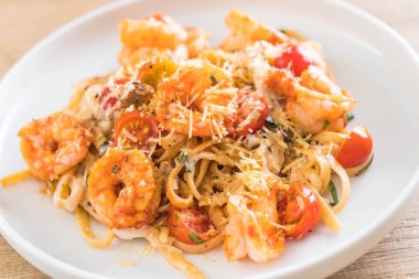 Spagetti karides, domates, fesleğen ve peynir ile 