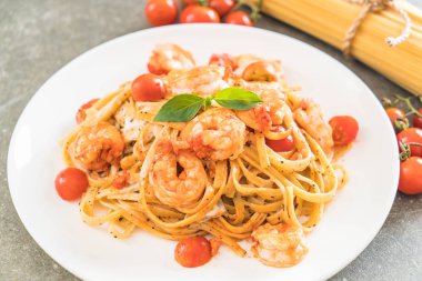 Spagetti karides, domates, fesleğen ve peynir ile 