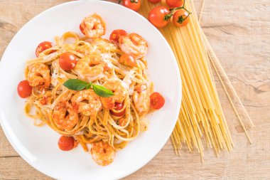 Spagetti karides, domates, fesleğen ve peynir ile 