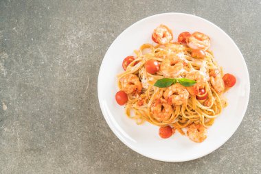 Spagetti karides, domates, fesleğen ve peynir ile 