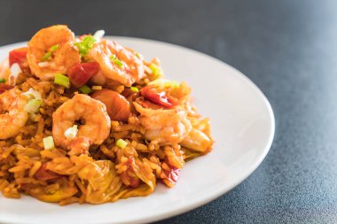 Kore baharatlı sos ve karides kızarmış pilav