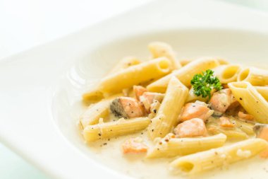 Penne carbonara makarna somon ile