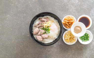 domuz eti ve yumurta ile pirinç lapası