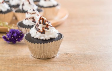 krem şanti ile çikolatalı kek