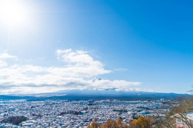 Kawaguchiko şehir manzarası ile kar 