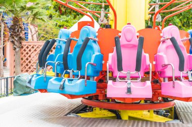 Renkli lunapark treni koltuk eğlence parkı 