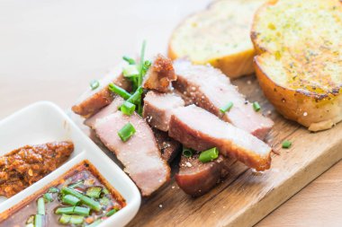 sarımsaklı ekmek ile kömür haşlanmış domuz eti boyun