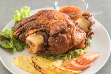 Gevrek domuz knuckle veya Alman domuz Hocks