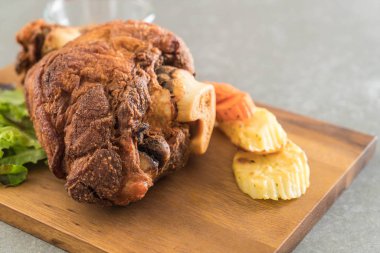 Gevrek domuz knuckle veya Alman domuz Hocks