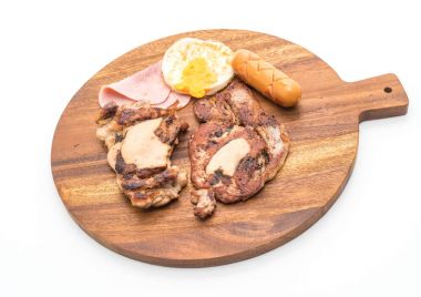 ahşap plaka üzerinde ızgara biftek mix