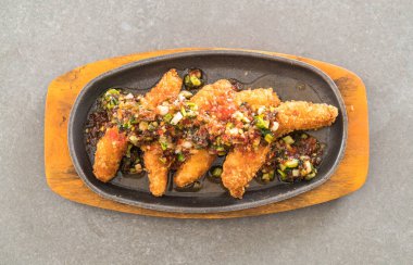 Kızarmış Balık sopa baharatlı sos ile