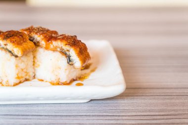 yılan balığı (unagi suşi)