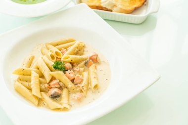 Penne carbonara makarna somon ile