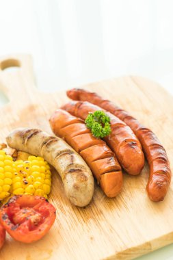 ızgara sosis mix sebze ve patates kızartması ile