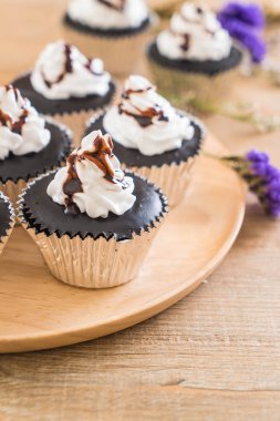 krem şanti ile çikolatalı kek