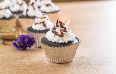 krem şanti ile çikolatalı kek