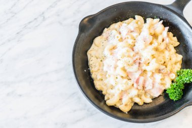 jambon ve peynirli makarna