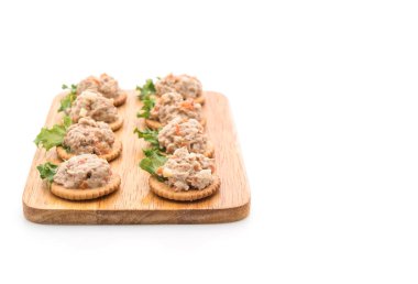 ton balıklı salata kraker ile