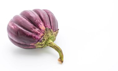 Beyaz üzerine taze patlıcan