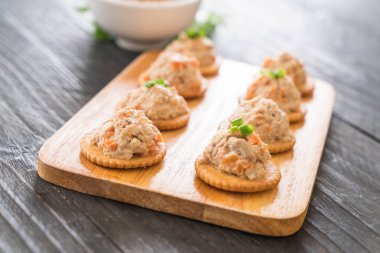 ton balıklı kraker ile yayıldı