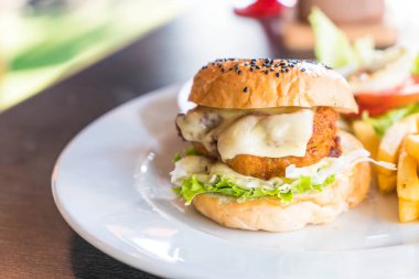 kızarmış tavuk burger peynirli