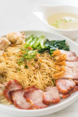 Yumurta noodle kırmızı kızarmış domuz, gevrek domuz eti, köfte ve çorba ile 