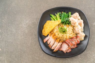 Yumurta noodle kırmızı kızarmış domuz, gevrek domuz eti, köfte ve çorba ile 