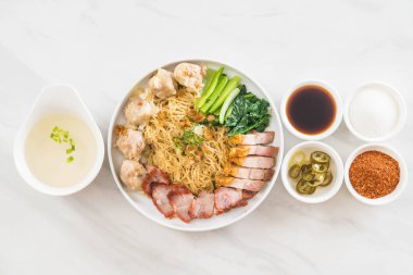 Yumurta noodle kırmızı kızarmış domuz, gevrek domuz eti, köfte ve çorba ile 