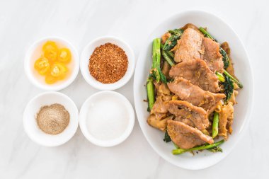 soya sosu ve domuz kızarmış noodle 