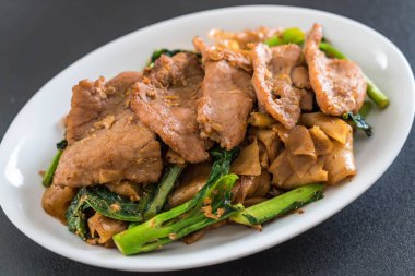 soya sosu ve domuz kızarmış noodle 