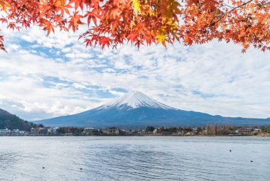Japonya 'daki Kawaguchiko Gölü' nde Fuji Dağı..