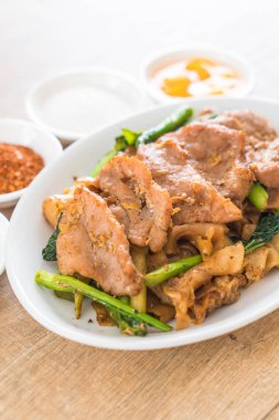 soya sosu ve domuz kızarmış noodle 