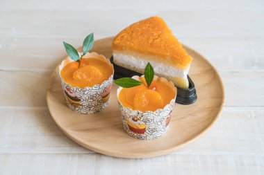 Turuncu kek ve altın konu pasta 