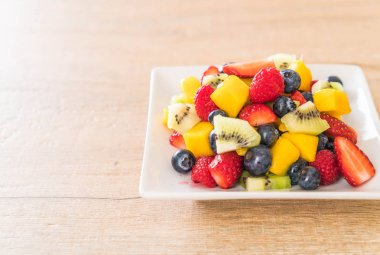 karışık taze meyve (çilek, ahududu, yaban mersini, kivi, mang