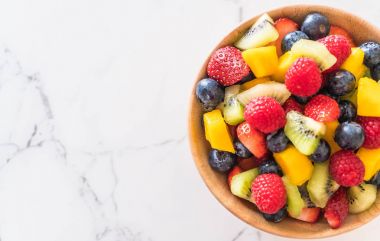 karışık taze meyve (çilek, ahududu, yaban mersini, kivi, mang