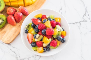 karışık taze meyve (çilek, ahududu, yaban mersini, kivi, mang