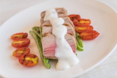 Tuna biftek salatası ile