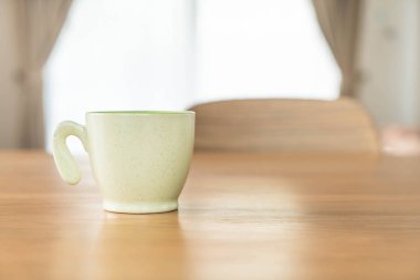 Kahve fincanı masada.