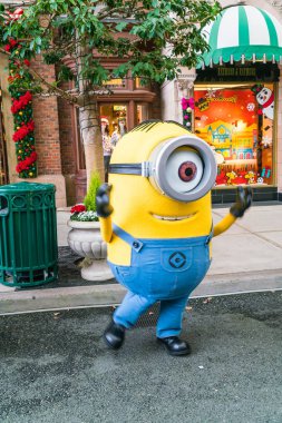 Osaka, Japonya - 21 Kasım 2016: Minion maskot aşağılık üzerinden içimde 