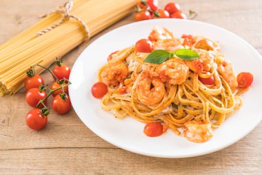 Spagetti karides, domates, fesleğen ve peynir ile 