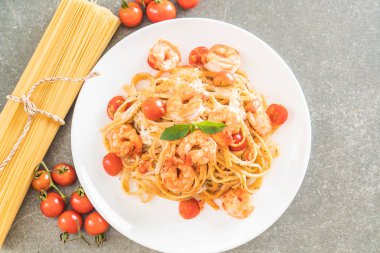 Spagetti karides, domates, fesleğen ve peynir ile 