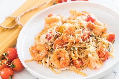 Spagetti karides, domates, fesleğen ve peynir ile 