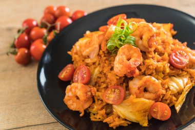 Kore baharatlı sos ve karides kızarmış pilav