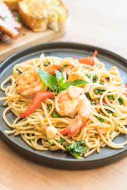 karides tavada kızartılmış acılı spagetti 
