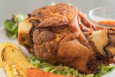 Gevrek domuz knuckle veya Alman domuz Hocks